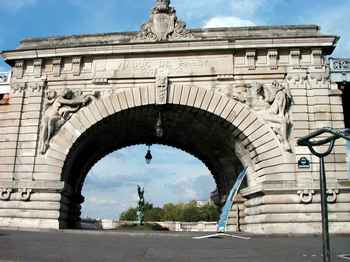 Arch for the viaduct on the bridge Bir Hakeim.
