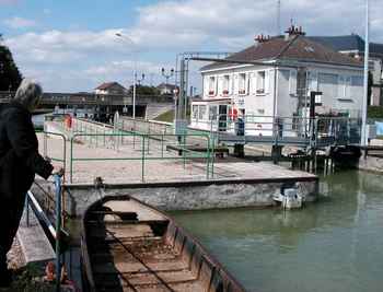 marnecanallock.jpg (13306 bytes)