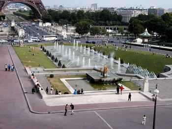 From up here, the Trocadero gardens look flat, but this is actually a real hill going up from the right bank of the Seine.